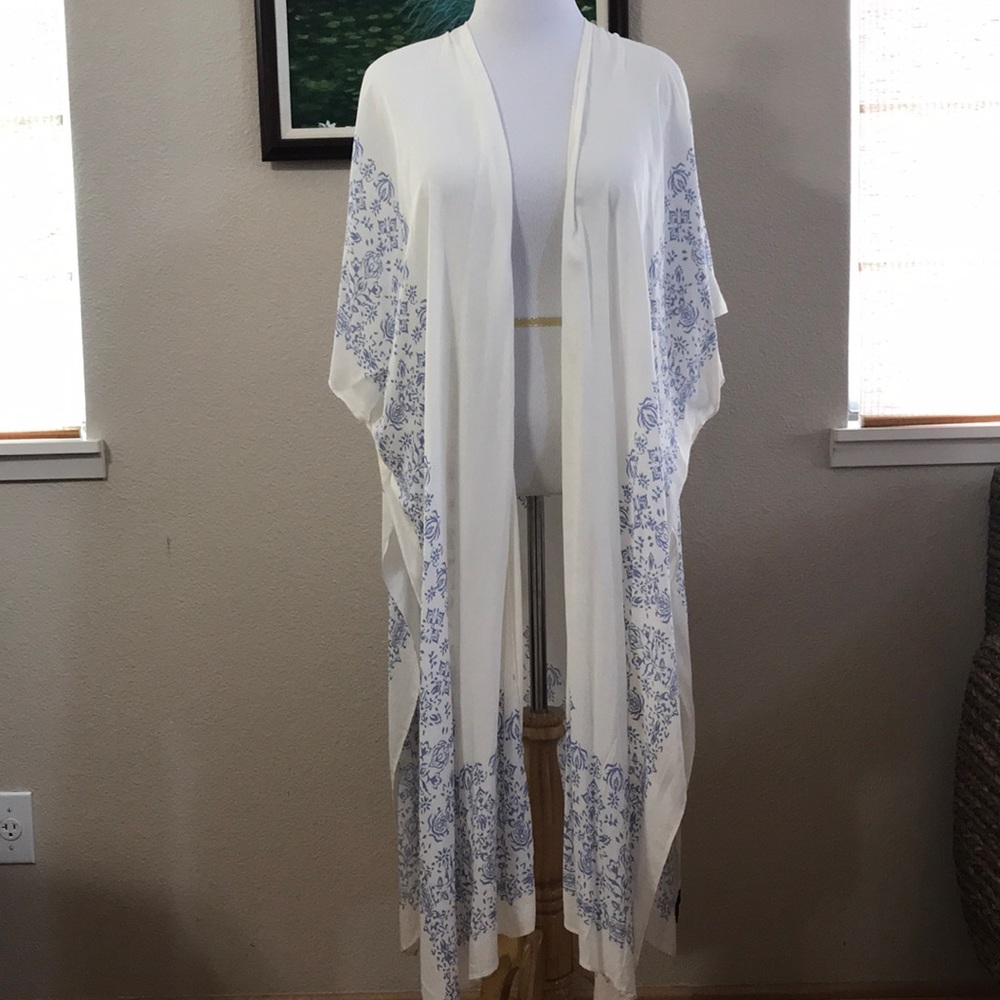 Torrid NWT Ivory medallion gauze kimono
